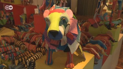 Projeto no Quênia recicla chinelos encontrados na praia