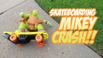 SkateBoarding Mikey CRASH - Fun with RC Car & TMNT Ninja Turtles Jouets Unboxing par KidCity