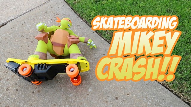 SkateBoarding Mikey CRASH - Fun with RC Car & TMNT Ninja Turtles Jouets Unboxing par KidCity