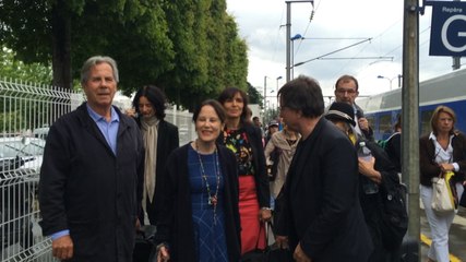 Arrivée du train des auteurs pour le salon du livre