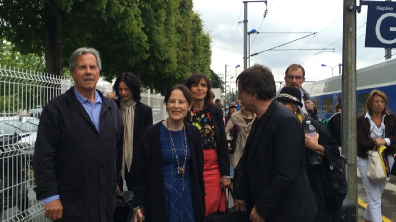 Arrivée du train des auteurs pour le salon du livre