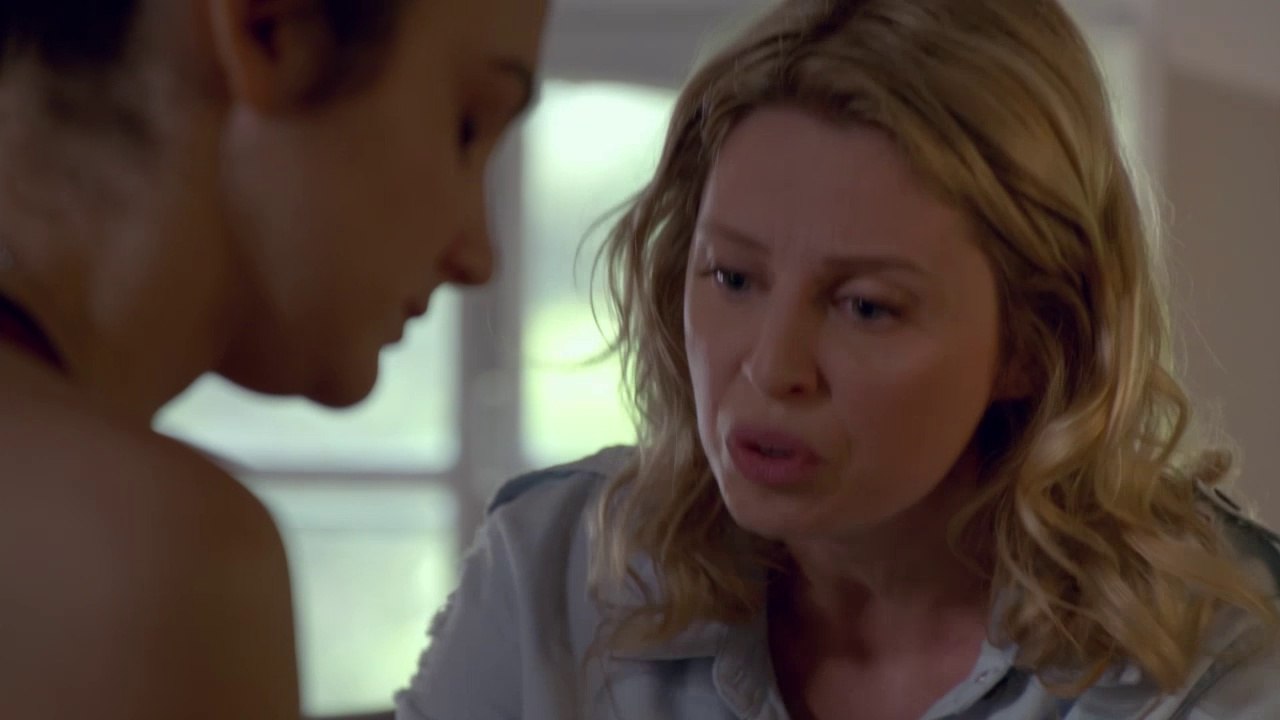 Indiscrétion : Emma dit tout à Alexandra
