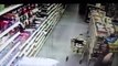Une mère sauve sa fille d'un kidnapping devant les caméras de surveillance d'un magasin