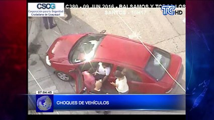 Cámaras captan aparatoso accidente en calle céntrica de Guayaquil