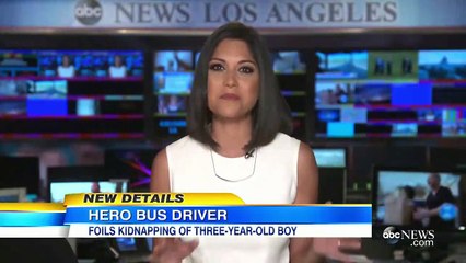 Le chauffeur a un drôle de pressentiment à propos d'un garçon de 3 ans. Quand il regarde ses pieds? Il réalise ça!