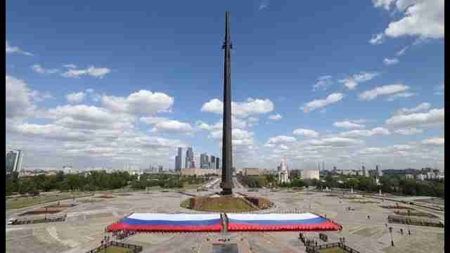 Rusia expone una bandera de 2.100 metros cuadrados para su Dia Nacional