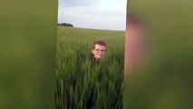 Un père filme son fils qui s'amuse dans l'herbe. Quand cette chose surgit sur lui? J'ai sursauté...