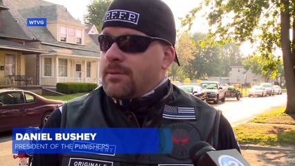 La fillette est en vélo quand des motards passent. Ce qui se produit ensuite? J'ai fondu en larmes.