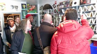 A typical scene in Peckings record shop (Sat 23-Apr-2016)