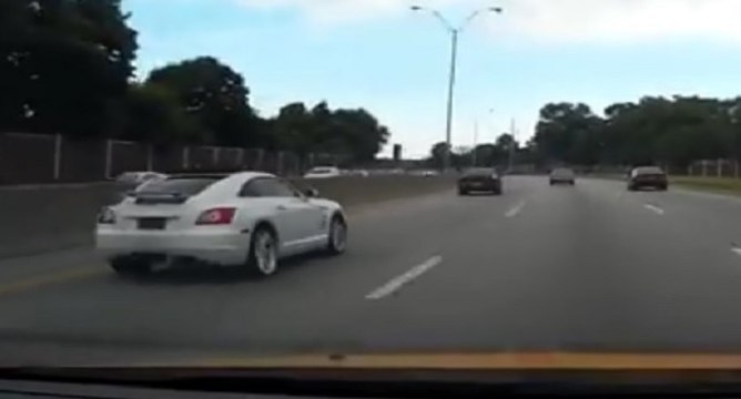 Cet automobiliste n'apprécie pas qu'on le double avec sa voiture de sport
