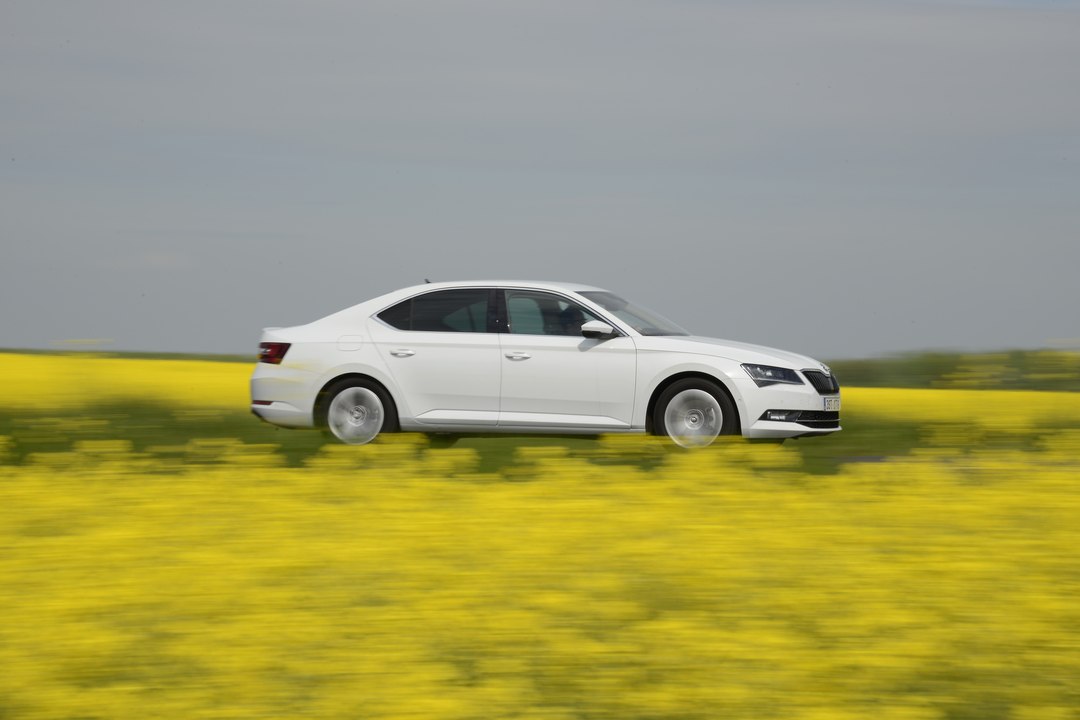 2016 Renault Talisman vs Skoda Superb [COMPARATIF Part 3/3] : Paris-Prague, le jeu des 1000 bornes