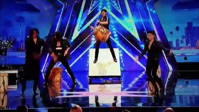 Un spectateur devient fou de joie devant des danseurs lol