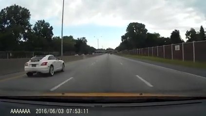 Un automobiliste accélère quand il voit qu'il se fait doubler