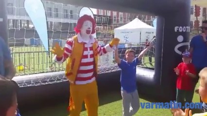 Euro 2016: Brayan, player-escort se rêve au bras de Zlatan Ibrahimovic