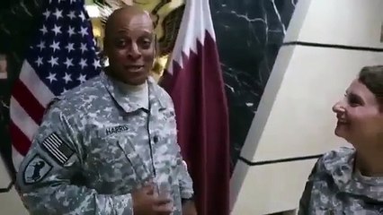 قطر - -جنود أمريكيون يسخرون من العلم القطري في قاعدة السيلية