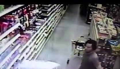 Une mère sauve sa fille d'un kidnapping devant les caméras de surveillance d'un magasin