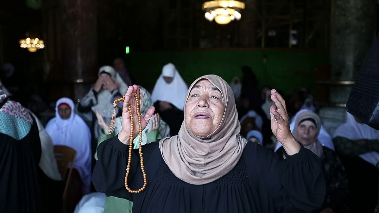 Des Palestiniens prient à la mosquée al-Aqsa à Jérusalem