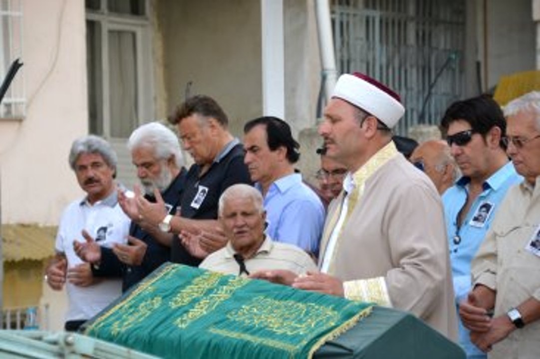 Adnan Mersinli'yi Son Yolculuğunda Oyuncu Arkadaşları Yalnız Bırakmadı