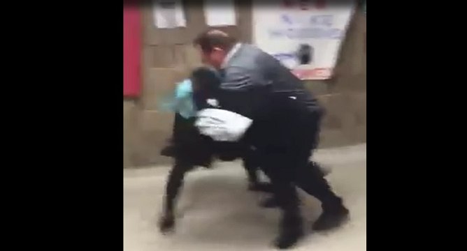 Un prof courageux s'interpose dans une bagarre d'élève