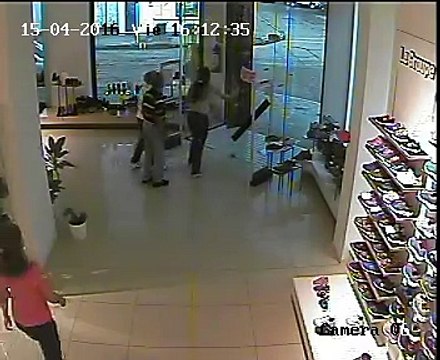 Le passage d'une tornade filmé depuis l’intérieur d'une boutique