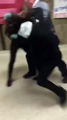 Un prof courageux s'interpose dans une bagarre d'élève