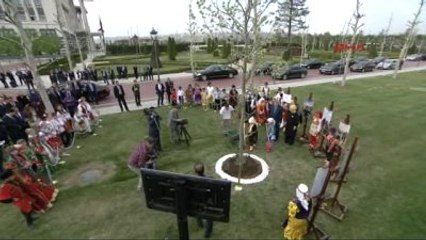 Cumhurbaşkanı Erdoğan Türkiye'ye Gelen 300'ün Üzerinde Çocuk ile Birlikte Fidan Dikti 2