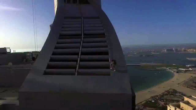 Un homme complètement fou fait une glissade sur le toit d'un building