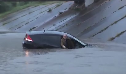 Un reporter sauve un homme en direct lors des inondations au Texas
