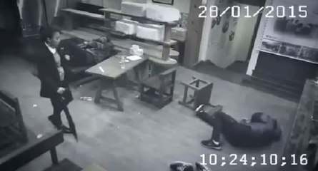 Une fille ninja se bat contre des clients en colère dans un restaurant