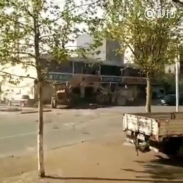 Deux chargeurs sur pneus se battent dans un chantier