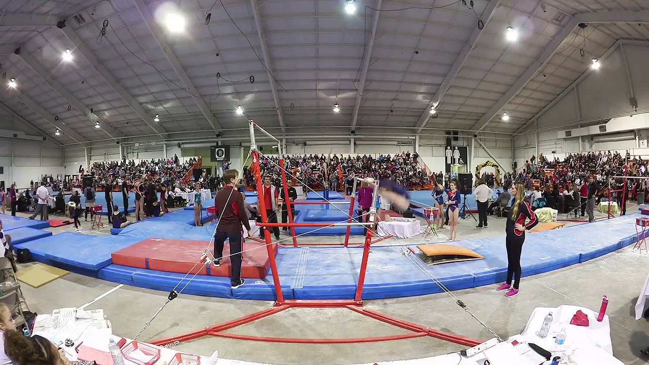 Un coach de gym rattrape une athlète de façon spectaculaire !