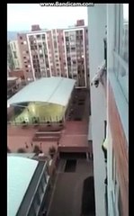 Escalader un balcon pour aller sauver un chien qui menace de sauter