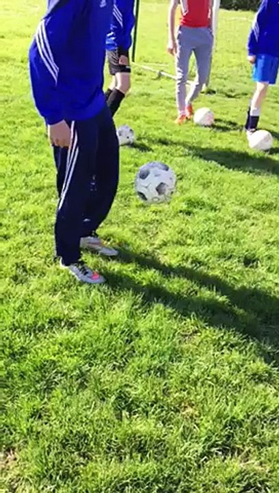 Flavien montre au U15 comment jongler en fresstyle