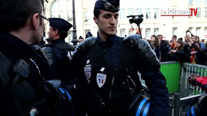Face à face entre CRS et manifestants devant le Quick de la Gare du Nord