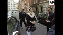 A Rare video of Benazir Bhutto visiting Nawaz Sharif's London apartments in 2007