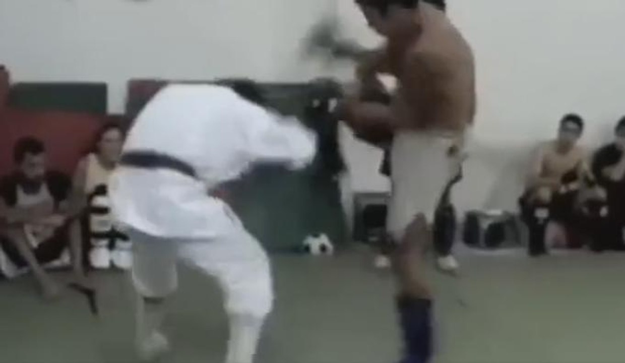Sokak dövüşçüsü karate hocasını fena tartakladı :)