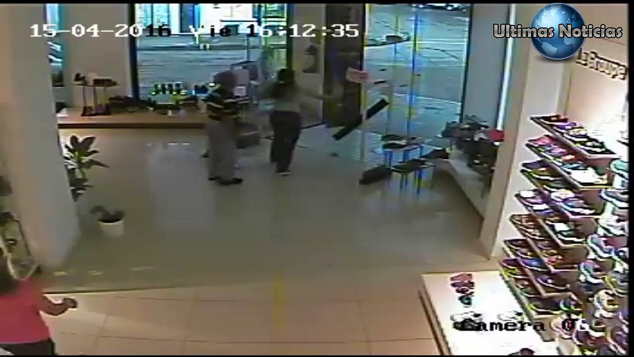 TORNADO EN VIVO DESTROZA-UNA TIENDA POR COMPLETO