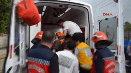 Sakarya Traktörden Düşünce Römorkun Altında Kalıp Yaralandı