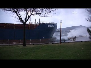 Karaya oturan gemi kurtarılmayı bekliyor