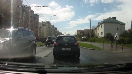 Польский мотоциклист снес зеркало в Калининграде