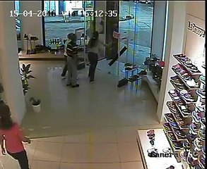 Passage d'une tornade depuis l'intérieur d'un magasin