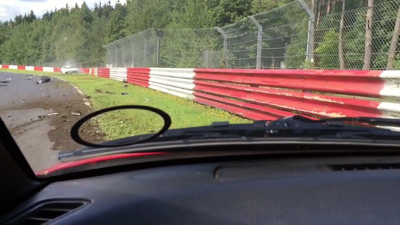 Жесткая авария с участием Renault Megane RS в Нюрбургринге