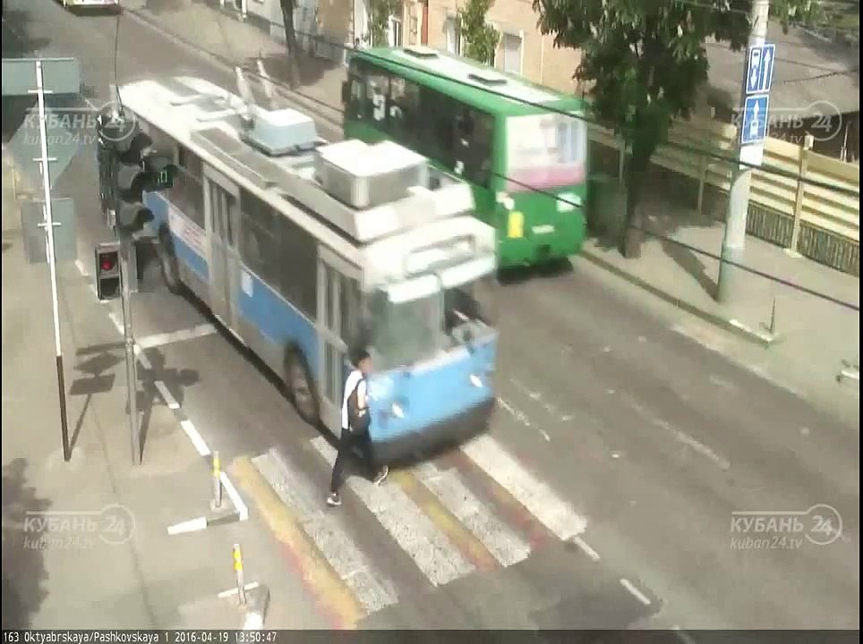 Троллейбус сбил пешехода на перекрестке ул. Октябрьской и ул. Пашковской