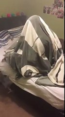 Quand ton petit ami est seul sous une couverture