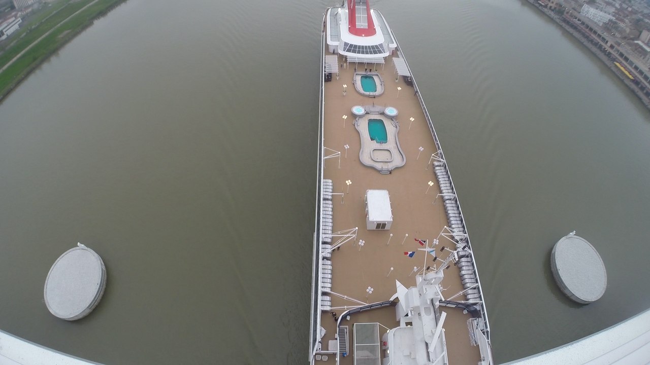 Le paquebot Braemar passant sous le pont Chaban Delmas de Bordeaux filmé d'en haut
