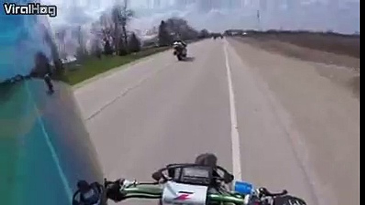 Dios por un perro casi pasa una desgracia ese camión por poco los aplasta, nacieron de nuevo.