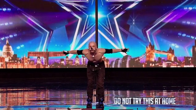 Il s'enfonce une épée dans la gorge avant d'enchainer des cascades ... ! LE FOU !