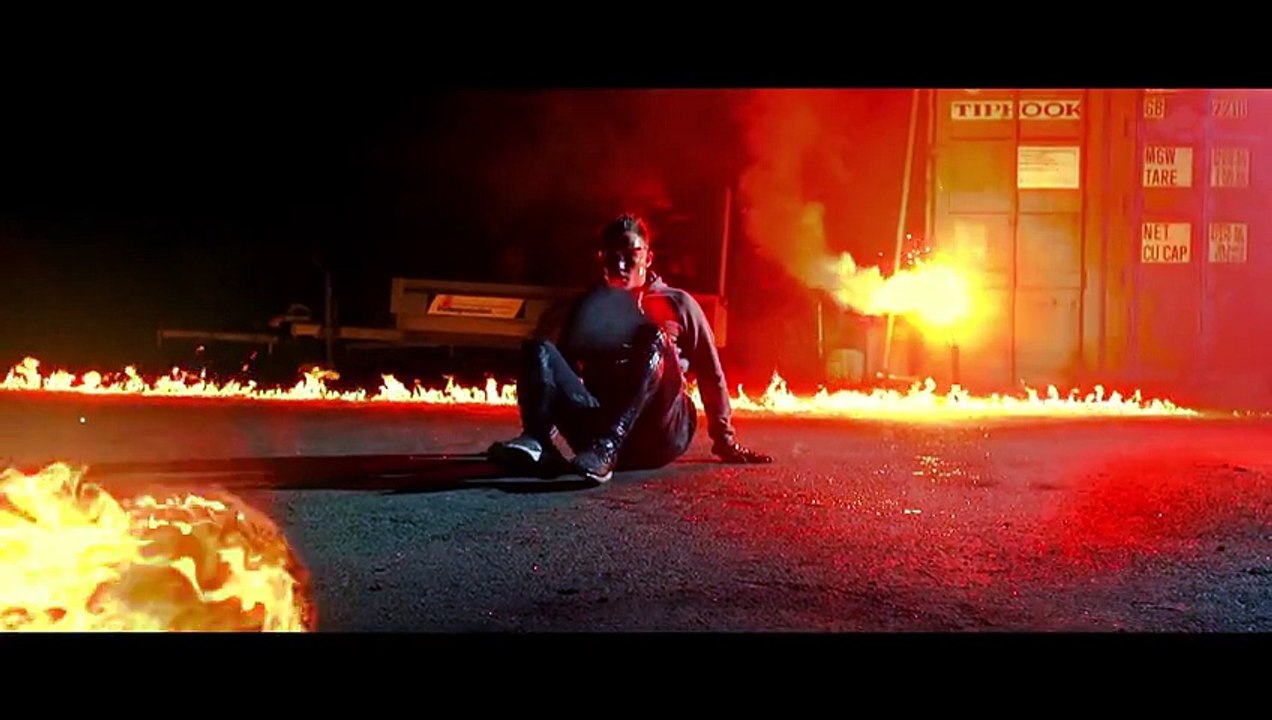 Ce joueur pro jongle avec un balle de foot en feu sur un terrain de foot en feu avec un goal en feu et il met le feuuuuu !