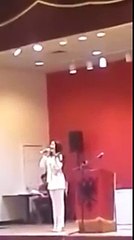 Elizabeta Marku Une jam Kuq e Zi nga Amerika