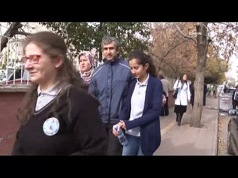 Lisenin çatısında yangın çıktı, öğrenciler dumandan etkilendi